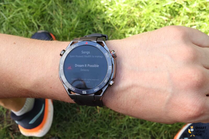 Man sieht die Musikfunktion der Huawei Watch Ultimate.